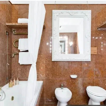 Spacious Penthouse With Stunning Views Of Historic Landmarks *