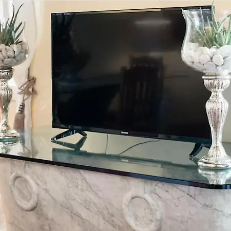 Spacious Penthouse With Stunning Views Of Historic Landmarks *