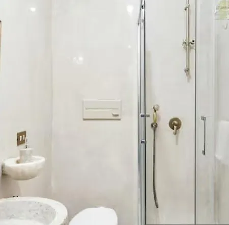 Spacious Penthouse With Stunning Views Of Historic Landmarks