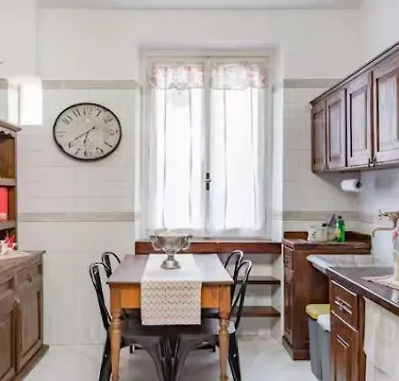 Spacious Penthouse With Stunning Views Of Historic Landmarks