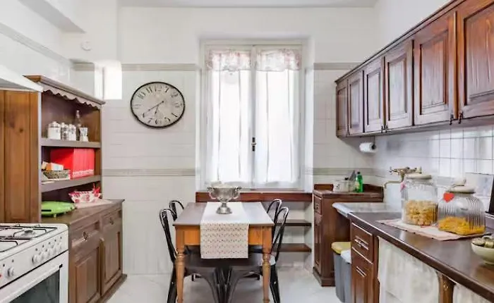 Spacious Penthouse With Stunning Views Of Historic Landmarks *