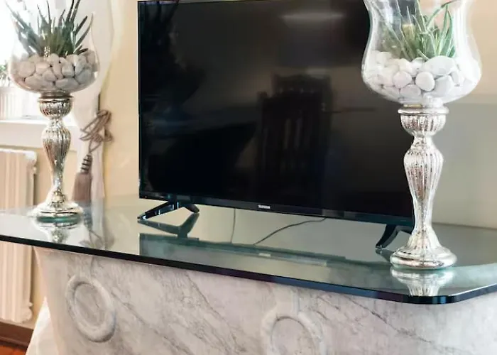 Spacious Penthouse With Stunning Views Of Historic Landmarks *