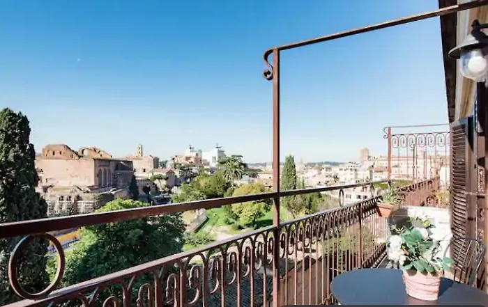 Spacious Penthouse With Stunning Views Of Historic Landmarks Roma