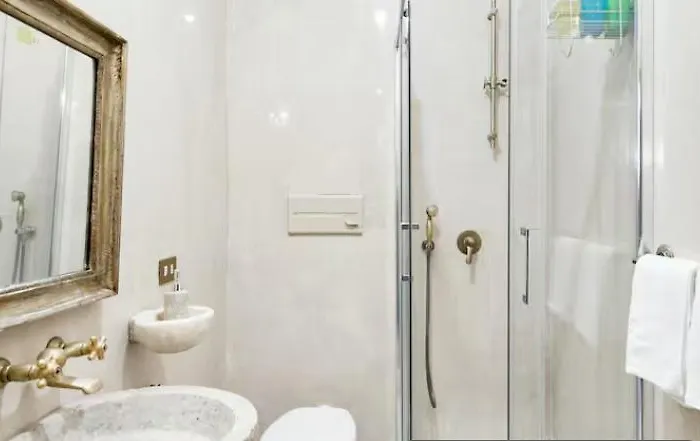 Spacious Penthouse With Stunning Views Of Historic Landmarks